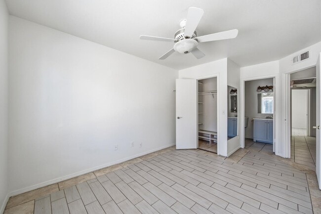 Building Photo - 559 S Lesueur