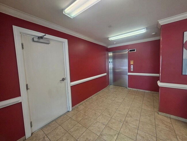 Building Photo - "Charming 2-Bed, 2-Bath Spacious Retreat in Norfolk - 1,500 Sq Ft of Modern Comfort!"