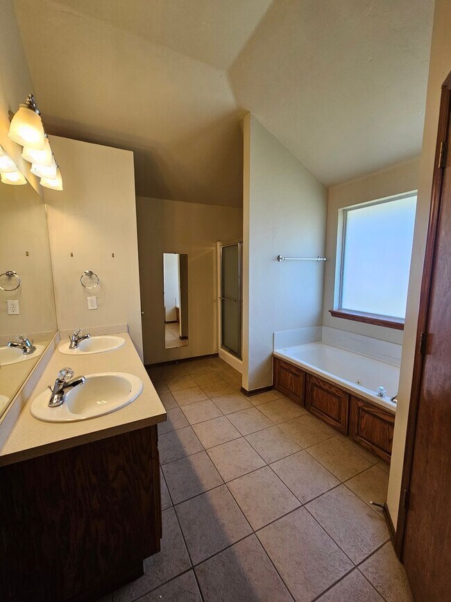 Building Photo - (3) Bed/(2) Bath SE OKC Avail NOW! Moore P...