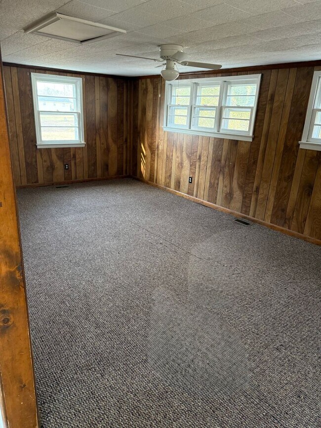 Building Photo - Quaint home located in City Limits