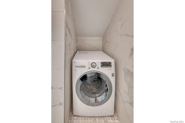 Building Photo - 555 Bridge St