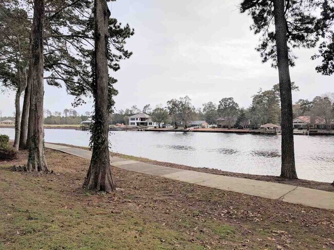 Building Photo - 670 Riverwalk Dr