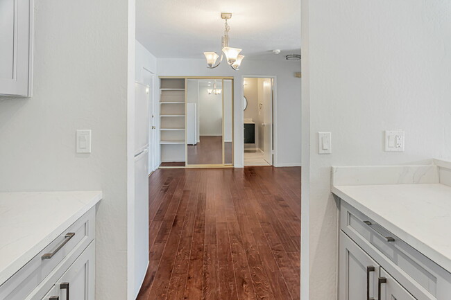 Building Photo - 363 Eden Roc Dr