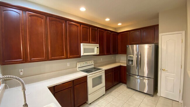 Building Photo - 2 Bedroom, 2 Bath Townhome in Beautiful La...