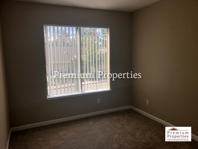 Building Photo - Move-in Ready 2BD/1BA Upper-Level, End Uni...