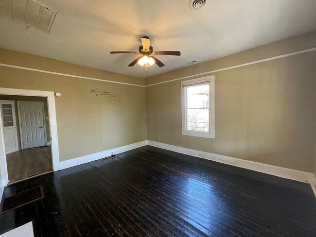 Building Photo - 2 bedroom 1 bathroom house with fenced yard available