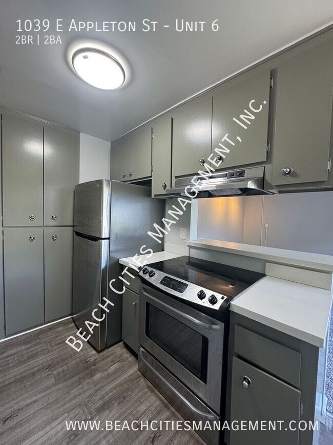 Building Photo - 1039 E Appleton St