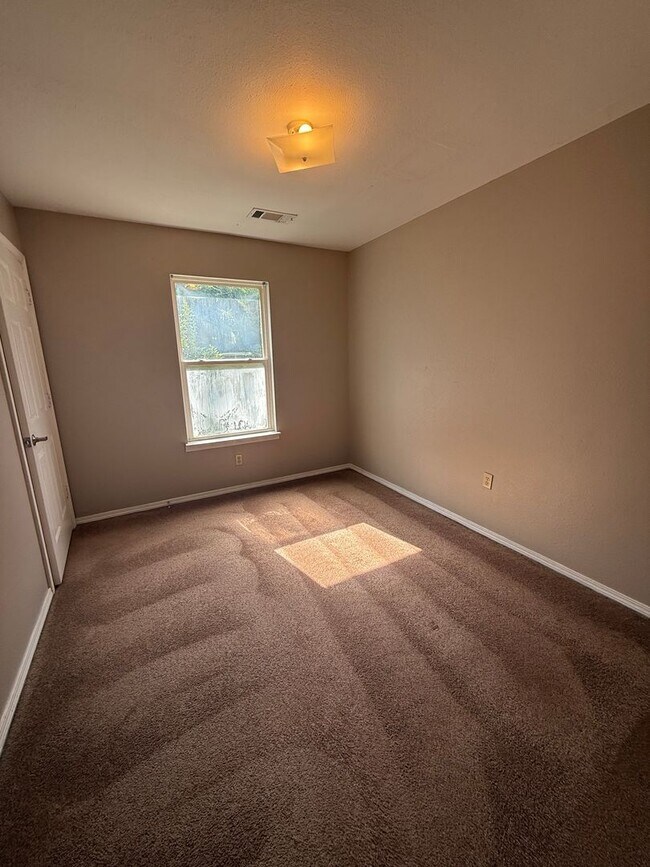 Building Photo - uTown - Your Perfect Rental Community!