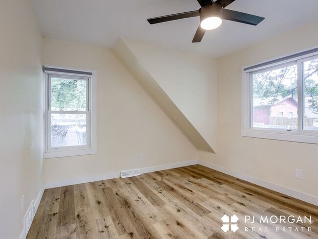 Building Photo - 3 bedroom, 1.5 bathroom House Available Im...