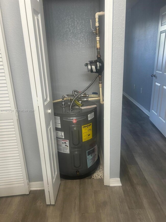 Building Photo - 5550-5550 E Michigan St