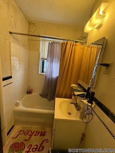 Building Photo - 349 Pleasant St