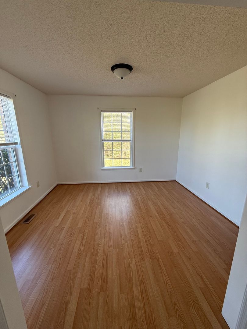 Building Photo - 1013 W Best Rd