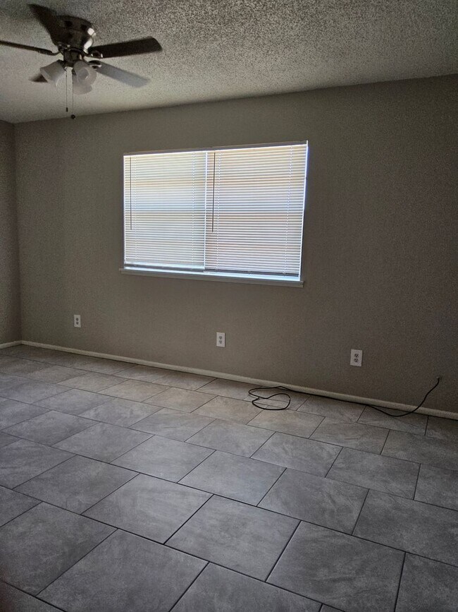 Building Photo - 3 Bedroom 2 Bath Home for Rent