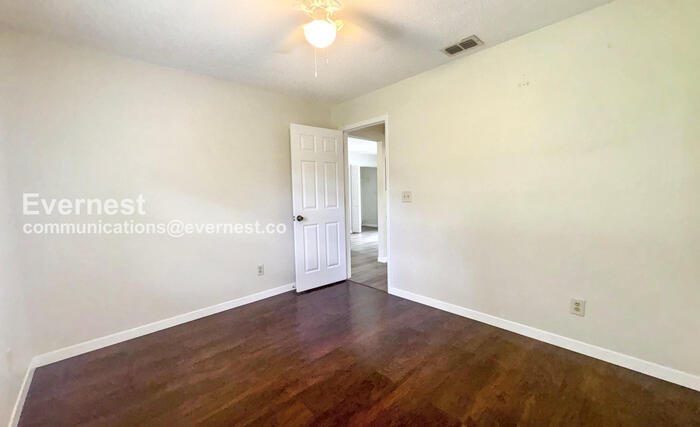Building Photo - 2901 Bay View Dr
