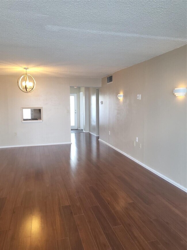 Building Photo - 1075 NE Miami Gardens Dr