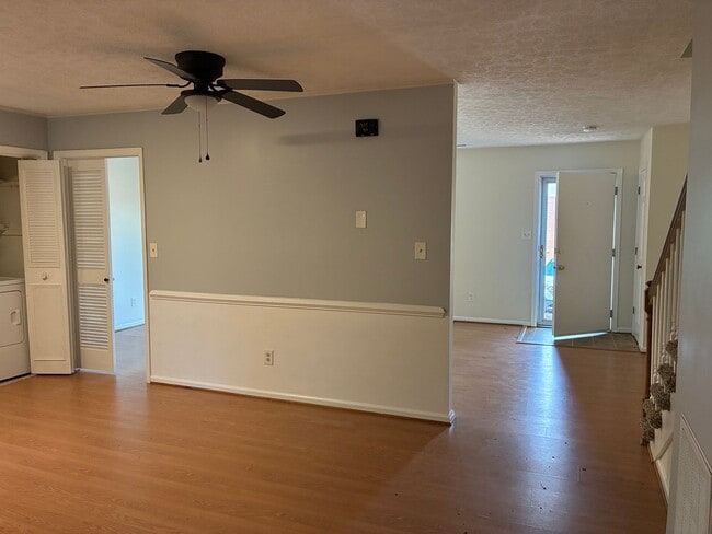 Building Photo - 3 Bed 1.5 Bath Townhouse Near Peaks View Park