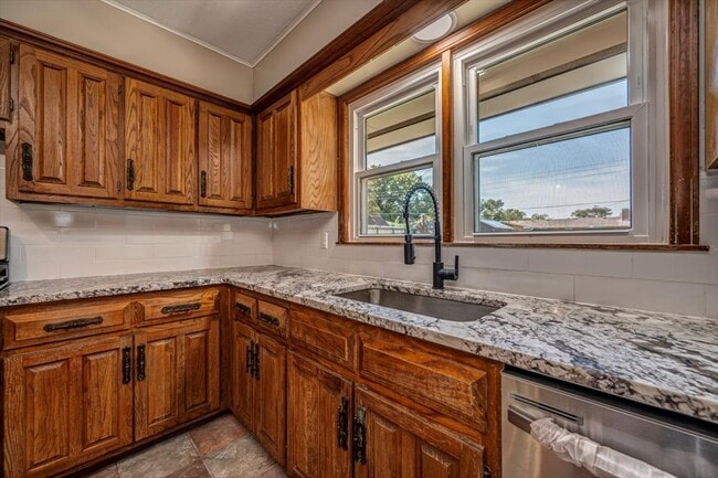 Building Photo - 809 N Ross Ave