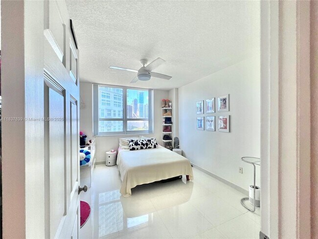 Building Photo - 2000 N Bayshore Dr