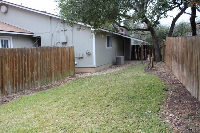 Building Photo - 6500 Columbia Oaks Ct