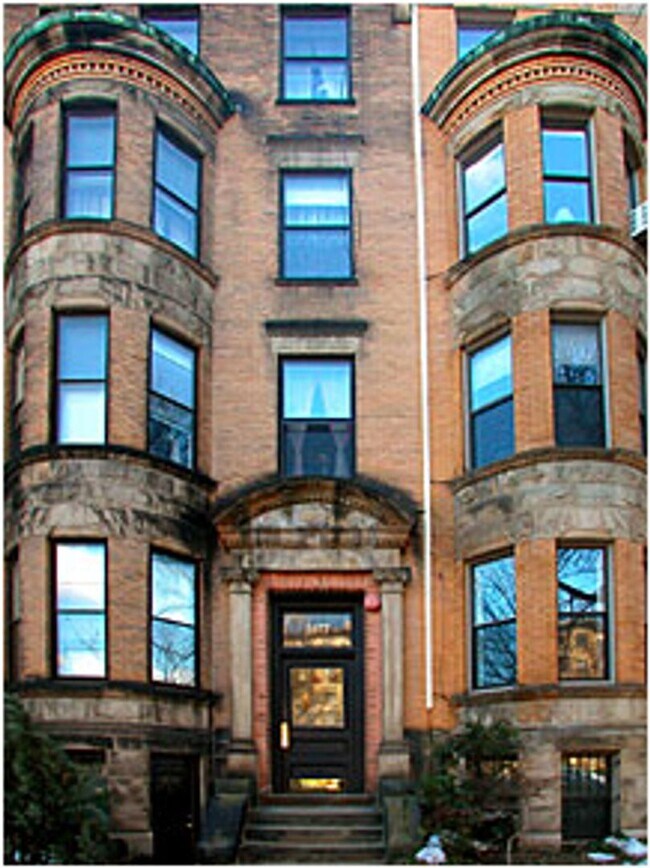 Building Photo - Nice, large studio in a prime location in ...