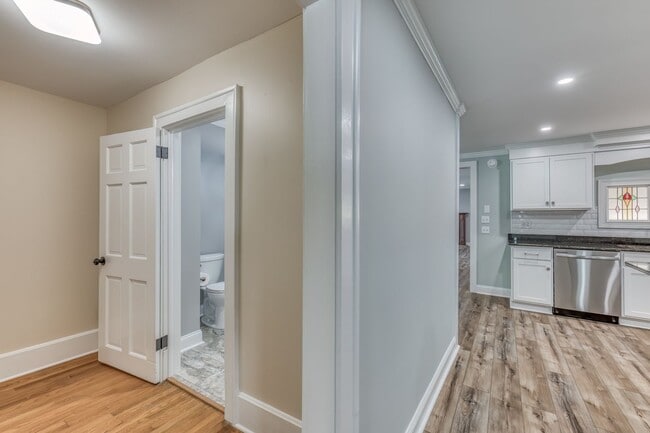 Building Photo - 5 Bedroom / 3.5 Bath Home Blountville, TN