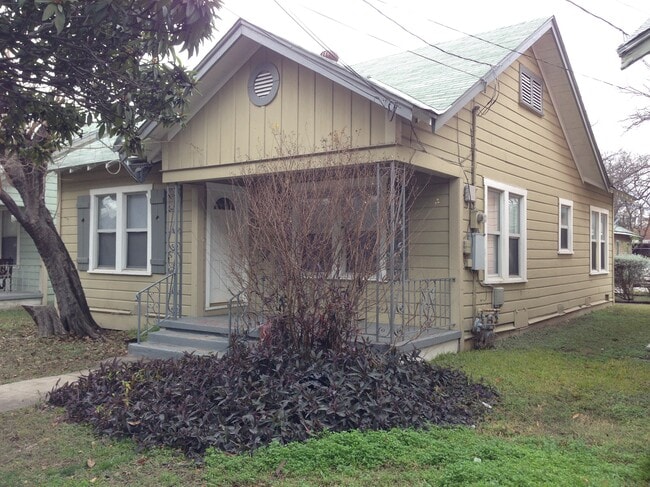 Building Photo - 713 E Elmira St