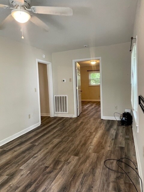 Building Photo - 2-bedroom 1 Bathroom