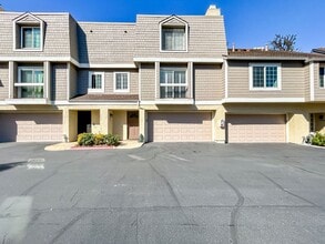 Building Photo - Beautiful 2BD/2.5BA Townhome W/ A/C and Attached Garage in Bay Ho!