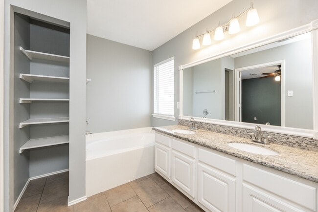 Building Photo - 14335 Pelican Marsh Dr