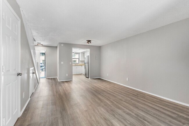 Building Photo - 2bedroom 1.5 Bath Town home **