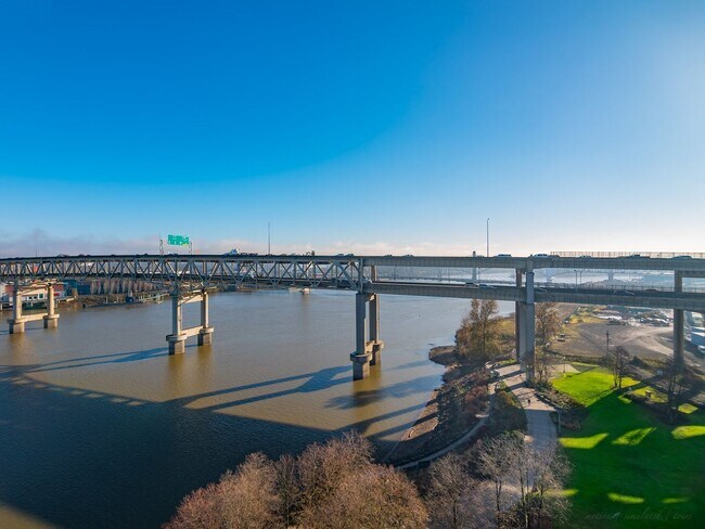 Building Photo - Beautiful 1 Bed 1 Bath Waterfront Condo w/...