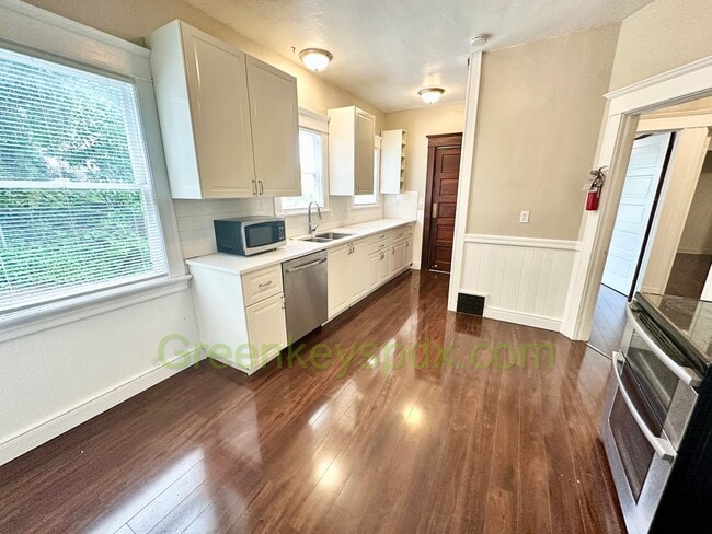 Building Photo - Huge Gorgeous 5 Bedroom 4 Bath Unit in SW ...
