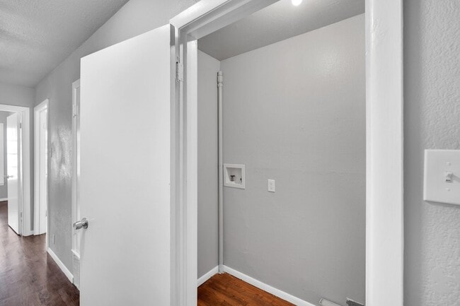 Building Photo - 413 Shaw St