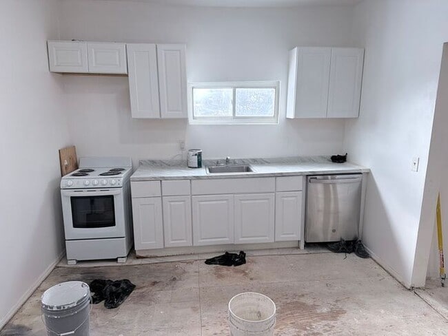 Building Photo - Police and first responders >> Three Beds , and One Bath