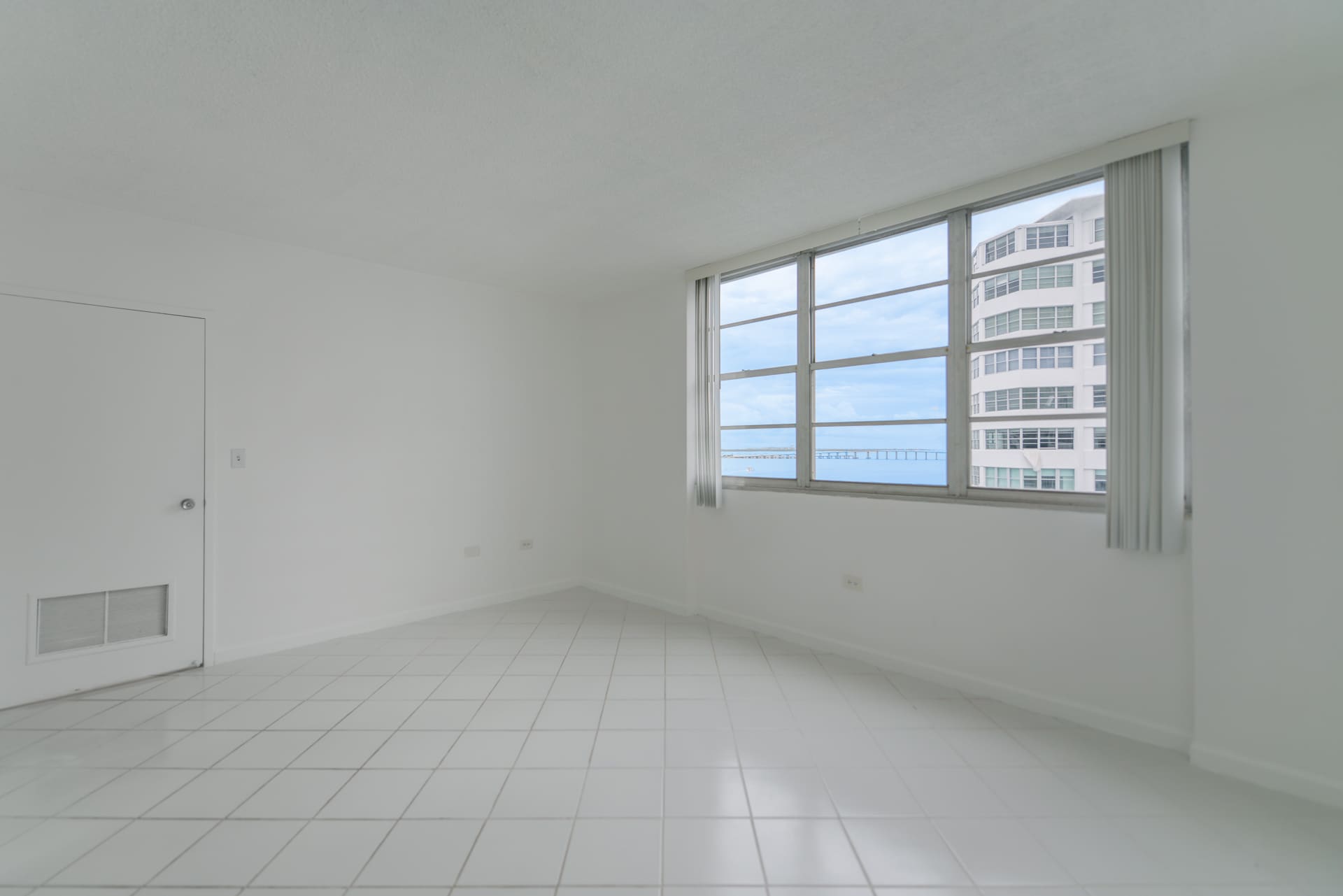 Building Photo - 801 Brickell Bay Dr