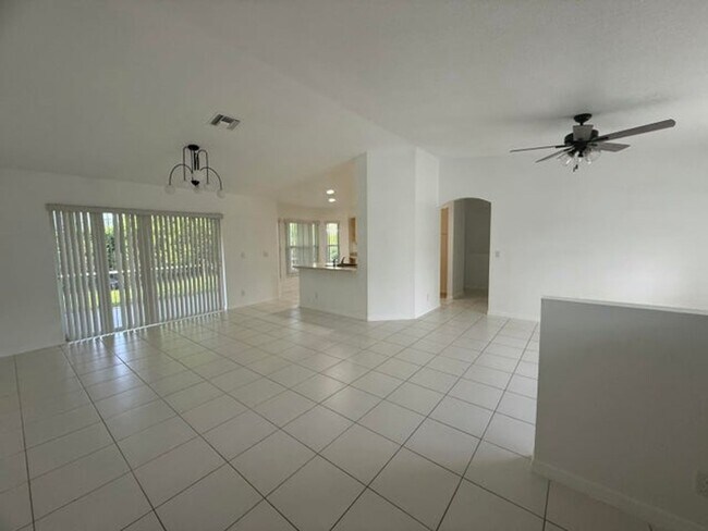 Building Photo - 100 Cocoplum Cir