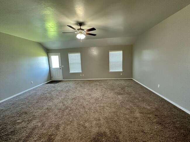 Building Photo - 3 bed 2 bath in Mustang- Move in Special!