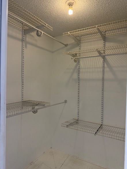 Building Photo - 467 Willow Tree Dr