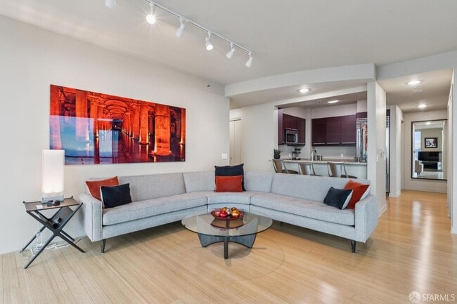 Building Photo - 425 1st St