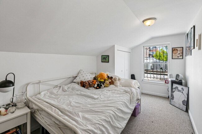 Building Photo - Well-maintained 2-bedroom, 1-bath bi-level apartment | Washington Square West