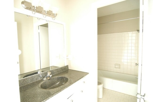 Building Photo - 2 Bedroom / 1.5 Bathroom Townhome in Madison Available Now!