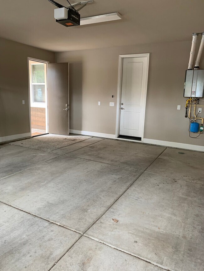 Building Photo - 350 Mt Rose St