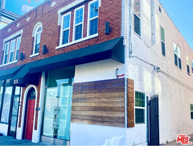 Building Photo - 933 N Fairfax Ave