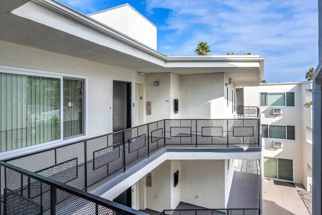 Building Photo - North of Sunset, Large 1 bed unit