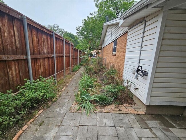 Building Photo - 804 S Cedar St