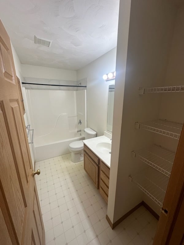 Building Photo - 123 Eagles Pt W