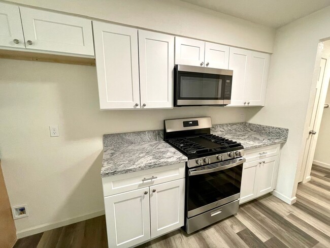 Building Photo - Beautifully Remodeled Large 3 Bedroom 2 Ba...