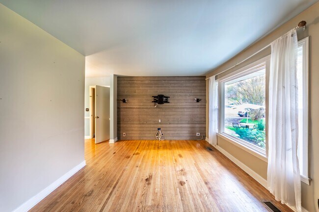 Building Photo - Fantastic 3/2 East Nashville w/ Bonus Room & Sunroom!