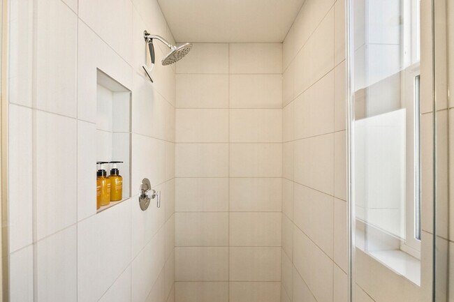 Building Photo - 516 Broadway E