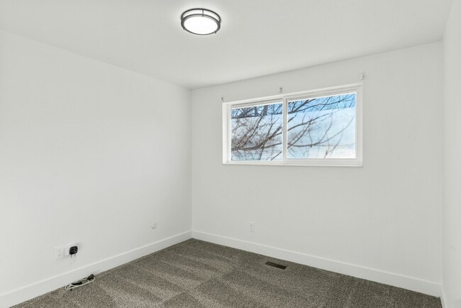 Building Photo - 1335 E Lester Dr